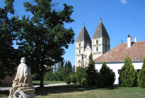 Opatský kostel v obci Ják