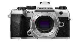 FotoŠkoda má OM SYSTEM OM-5 Mark II s objektivem, cashbackem